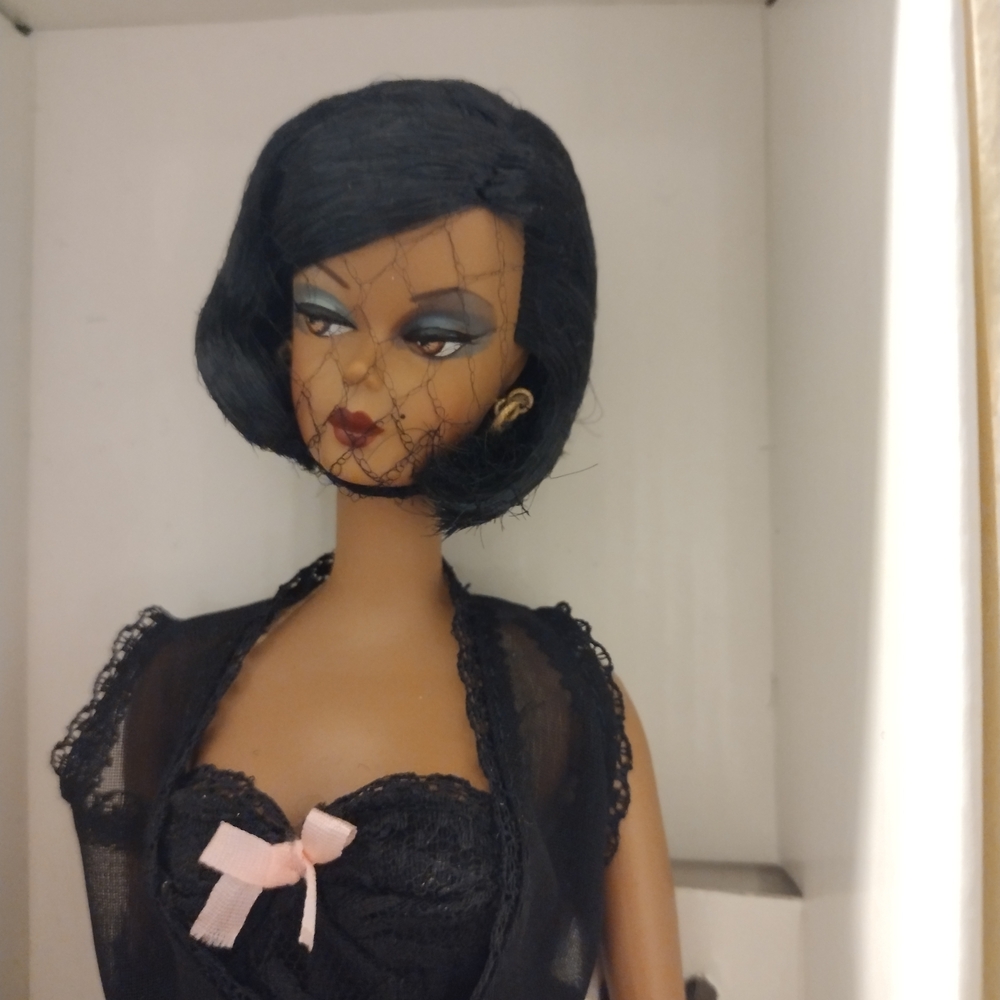 Barbie Black Short Bob Wig with Veiled Net and Gold Earring - Picture 2 of 3